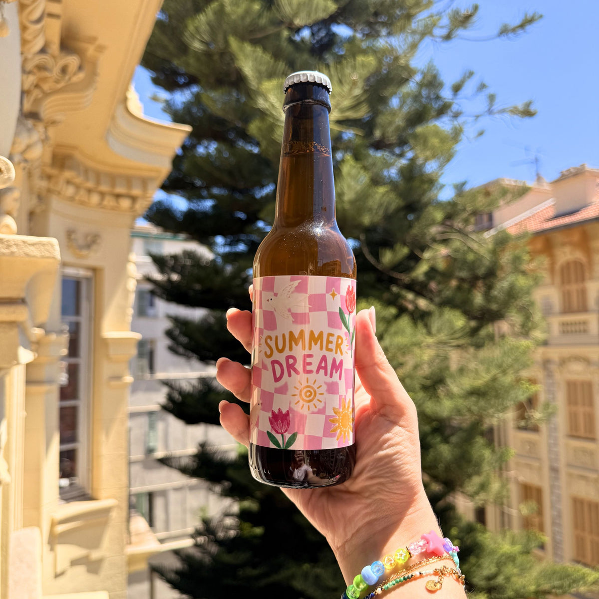 Bière Summer Dream avec étiquette estivale et bulles pétillantes