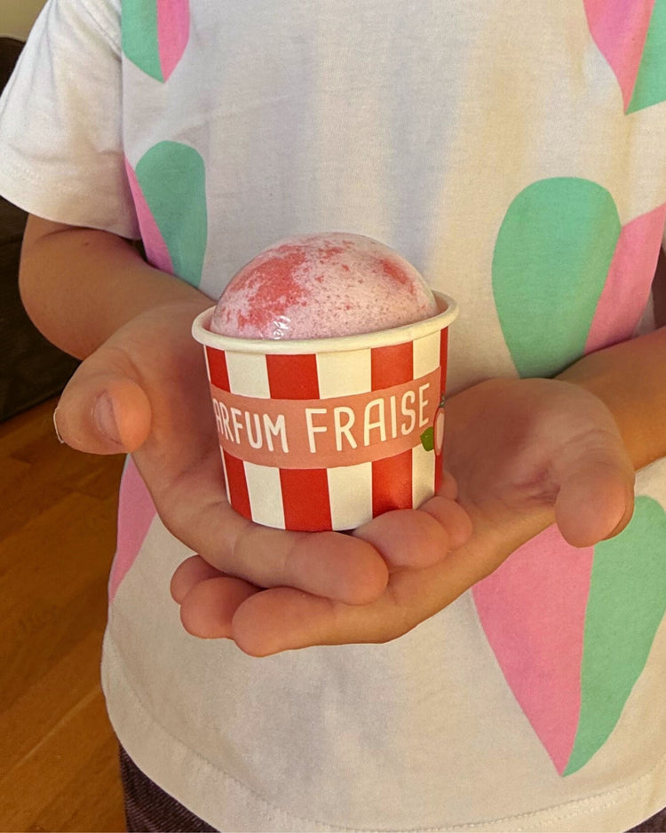 Bombe de bain en forme de sorbet à la fraise, vue de dessus.
