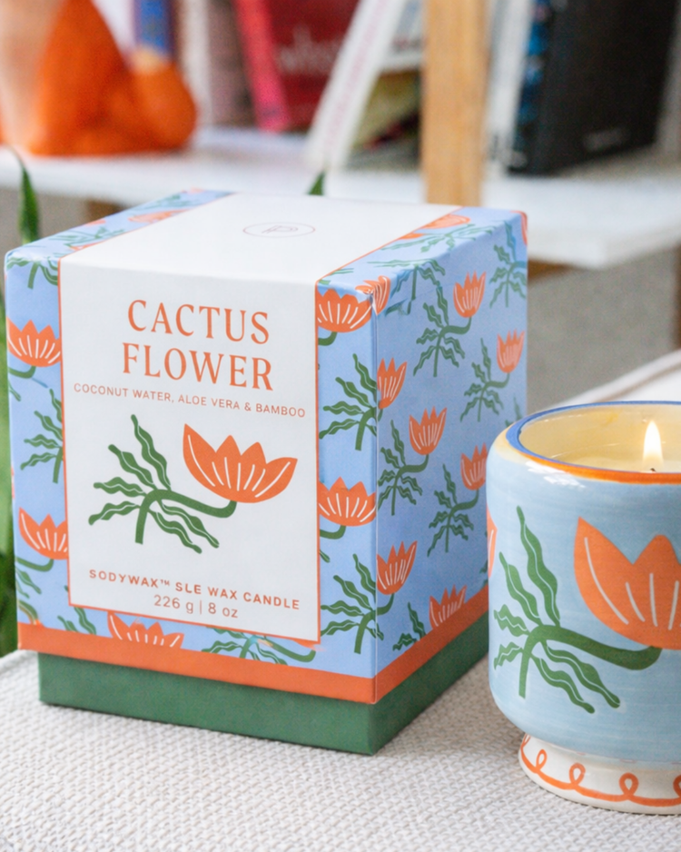 Bougie avec fleur de cactus peinte à la main, vue de côté