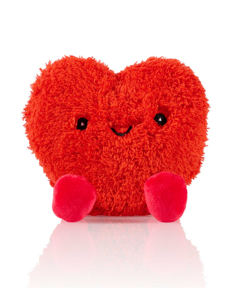 Bouillotte en forme de cœur avec pattes douces et regard affectueux.