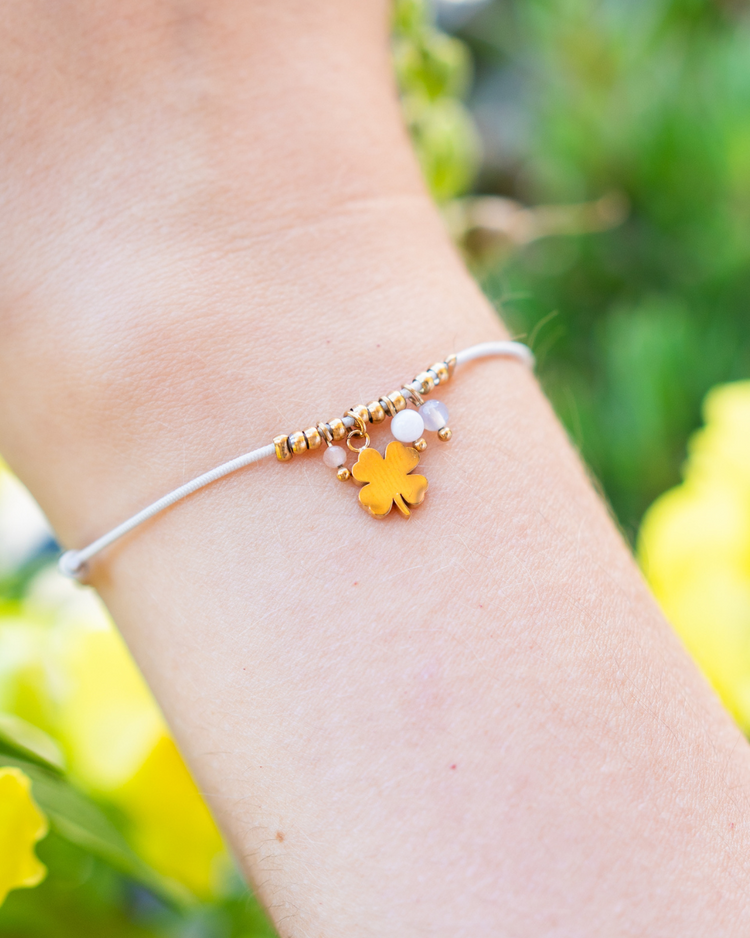 Bracelet fin avec motif trèfle et inscription délicate