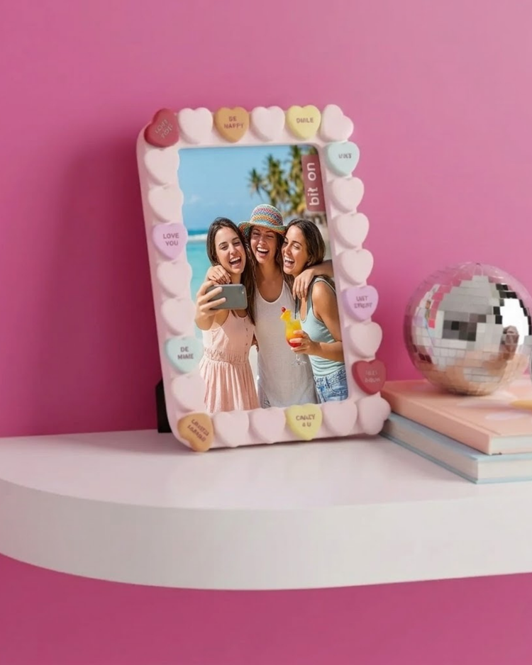 Cadre photo XOXO avec motifs de cœurs colorés