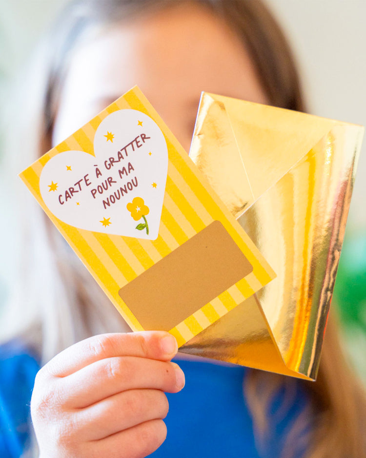Carte à gratter avec design coloré et message caché