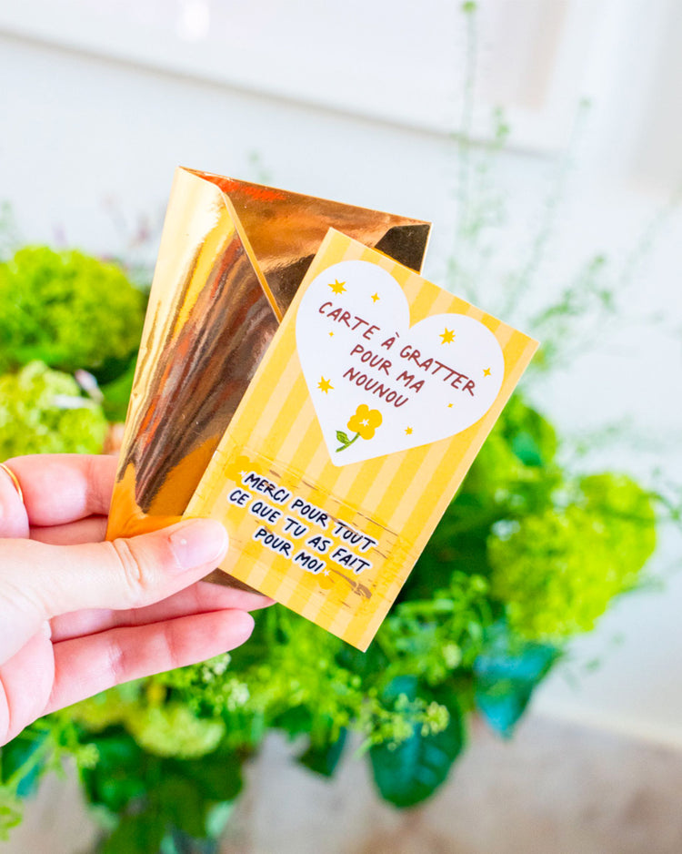 Carte à gratter avec design coloré et message caché