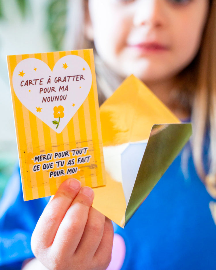 Carte à gratter pour nounou avec design coloré et message caché
