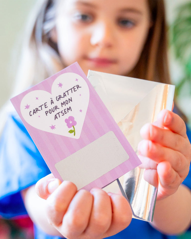 Carte à gratter avec design coloré et message de remerciement