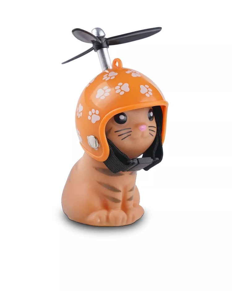 Chaton de vélo portant un casque, vu de face.