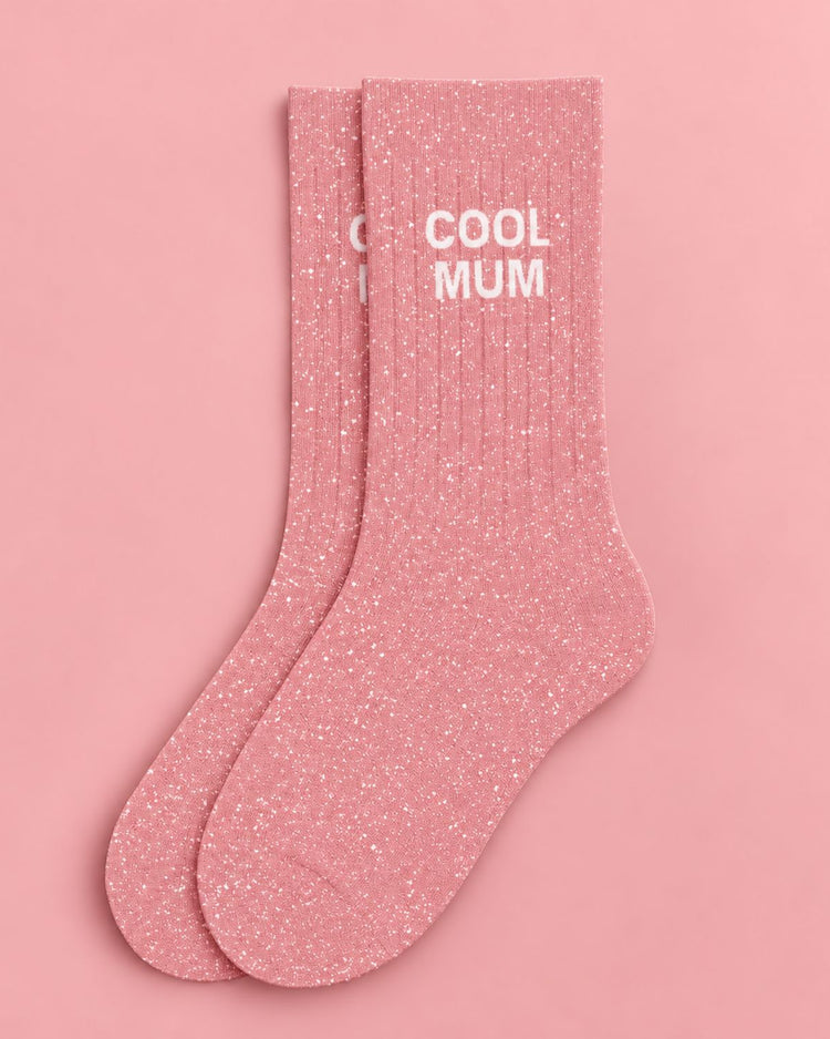 Chaussettes à paillettes avec motif 'Cool Mum' en gros plan
