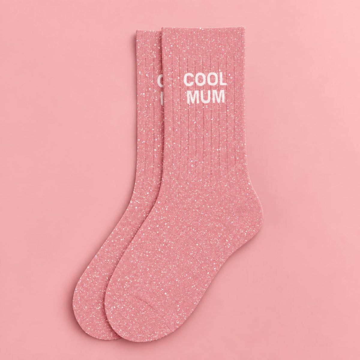 Chaussettes à paillettes avec motif 'Cool Mum' en gros plan