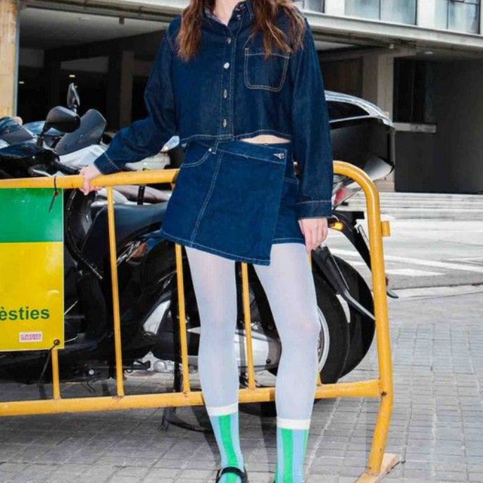 Chaussettes vert lime avec motif trompe l'œil de canette de soda.