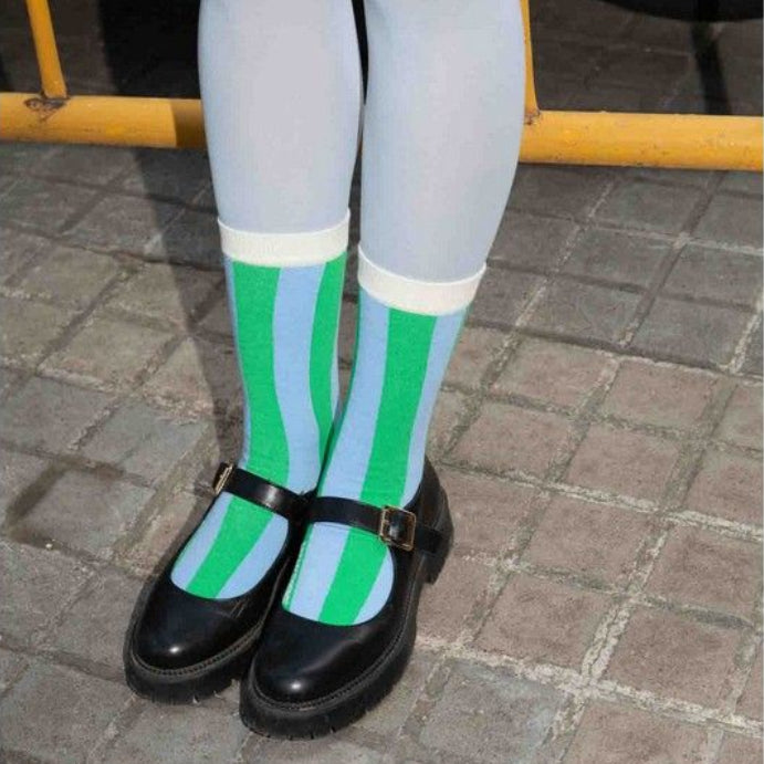 Chaussettes vert lime avec motif trompe l'oeil de canette de soda.