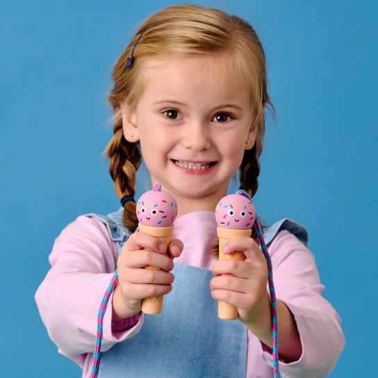 Corde à sauter avec poignées en forme de cornets de glace.