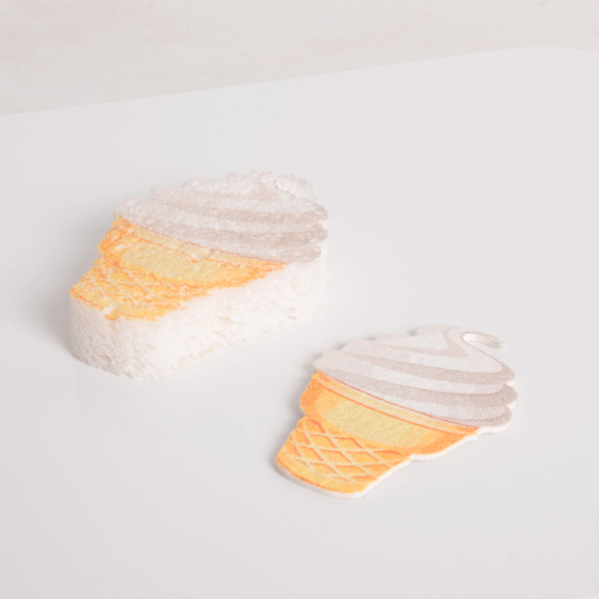 Éponge en forme de glace avec texture réaliste et couleurs vives