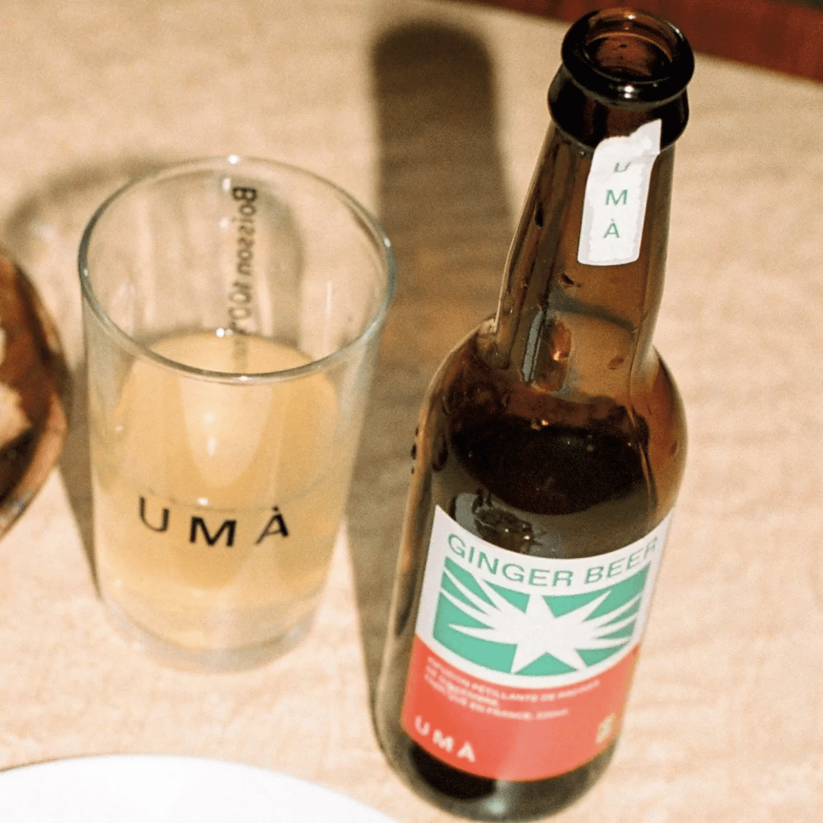Bouteille de ginger beer bio avec étiquette colorée et design moderne.