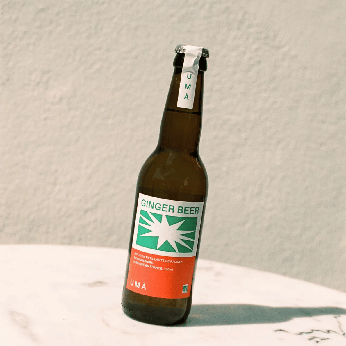 Bouteille de ginger beer bio avec étiquette colorée et design moderne.