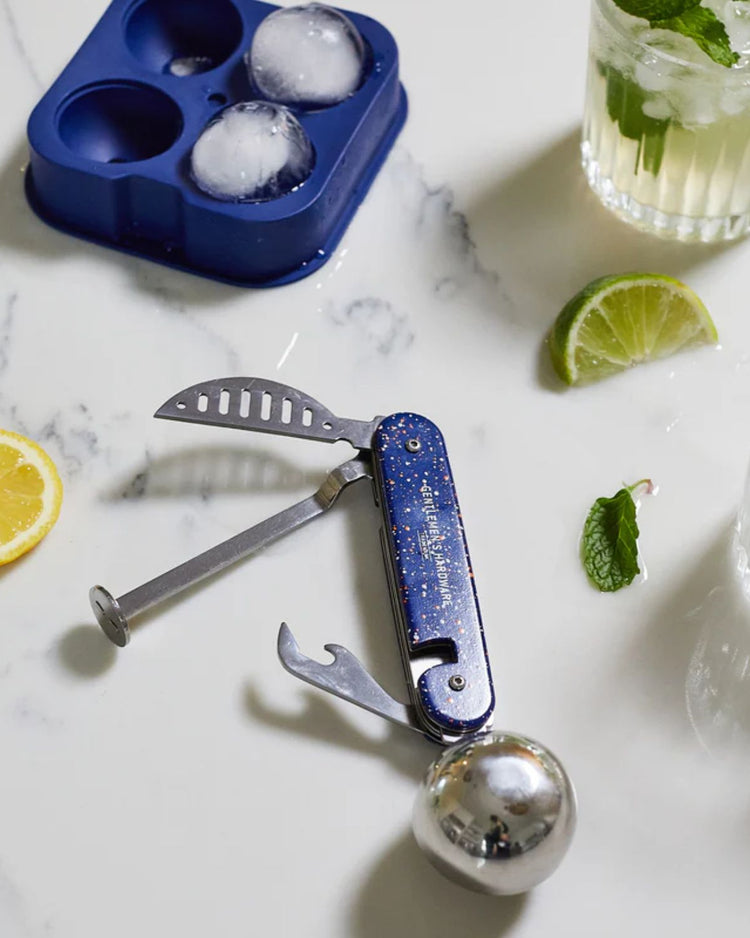 Kit de création de cocktails avec accessoires variés sur fond clair.