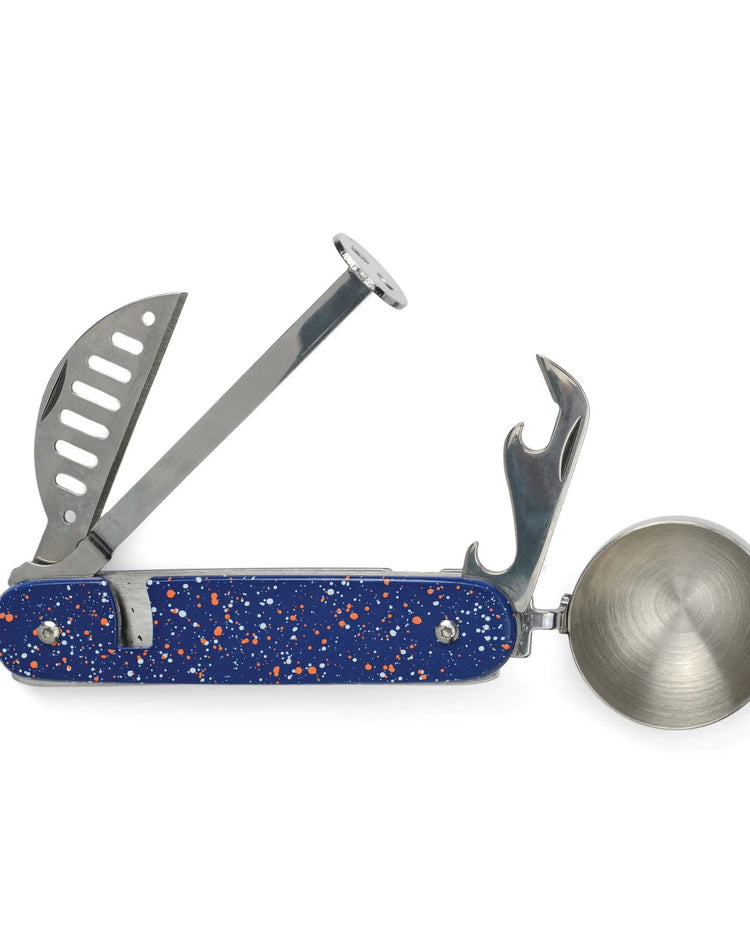 Kit de création de cocktails avec accessoires variés sur fond clair.