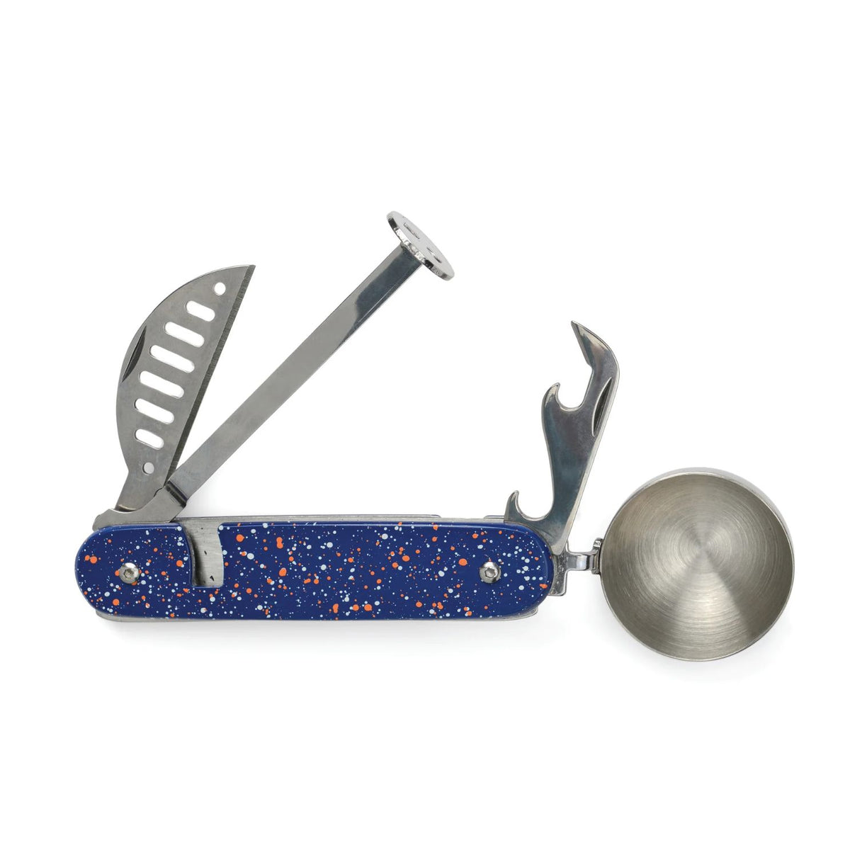 Kit de création de cocktails avec accessoires variés sur fond clair.