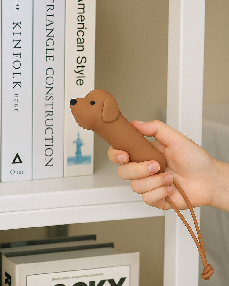 Lampe torche en forme de chien, vue de côté avec détails mignons.