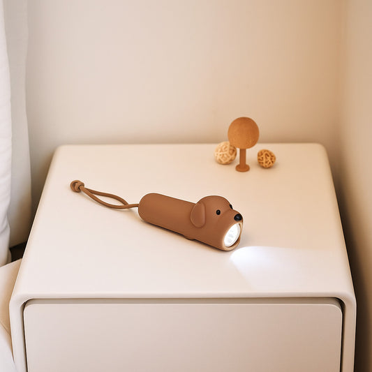Lampe torche en forme de chien vue de côté avec détails réalistes.