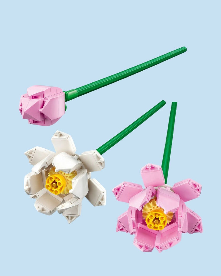 Fleur de lotus LEGO en détail, vue de face avec pétales colorés