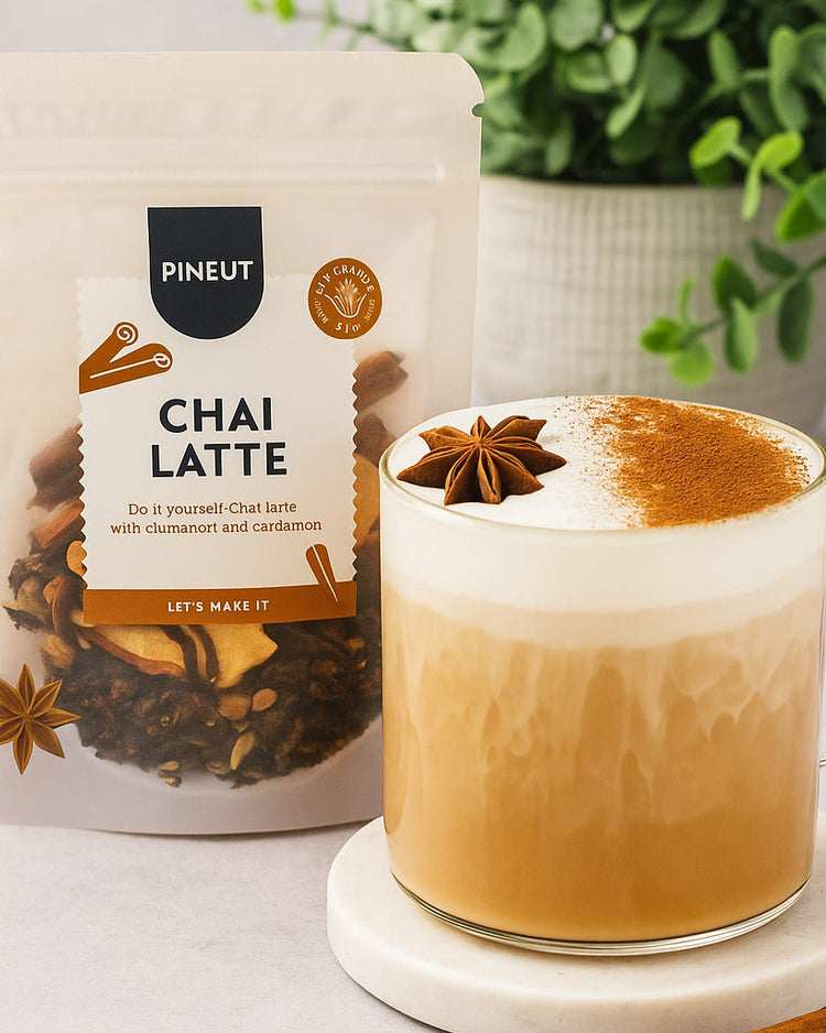 Sachet d'épices chaï latte avec motifs colorés sur l'emballage.