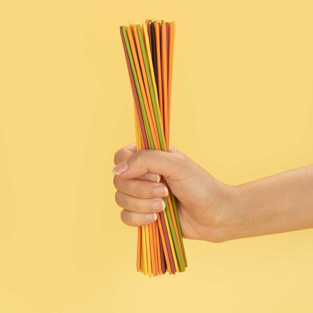 Mikado Pasta en forme de spaghettis sur fond blanc