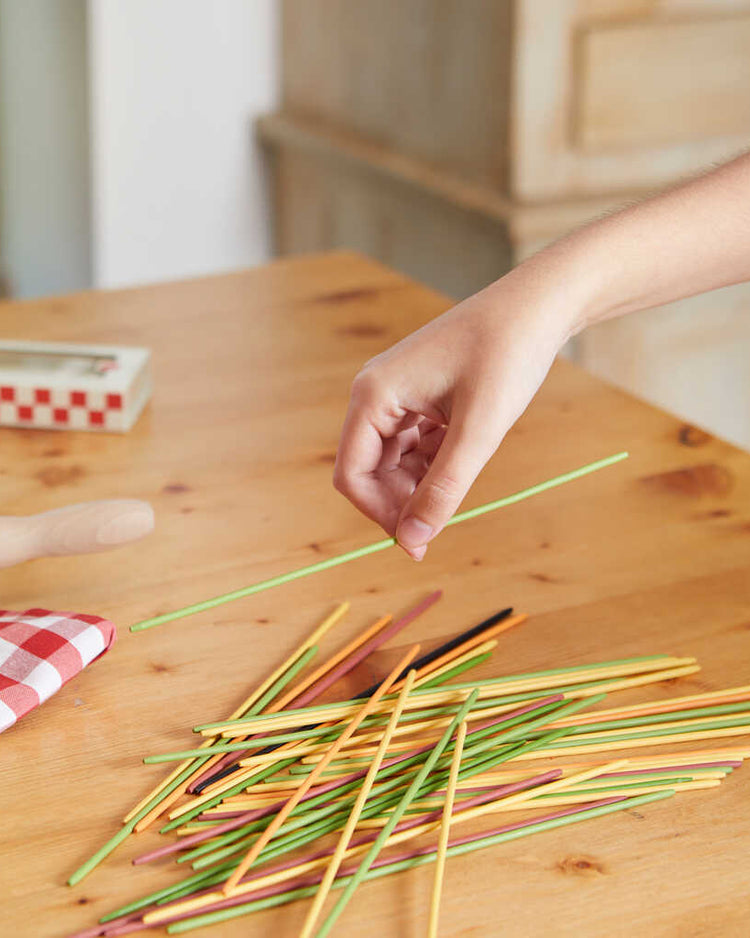 Mikado Pasta en forme de spaghettis sur fond blanc