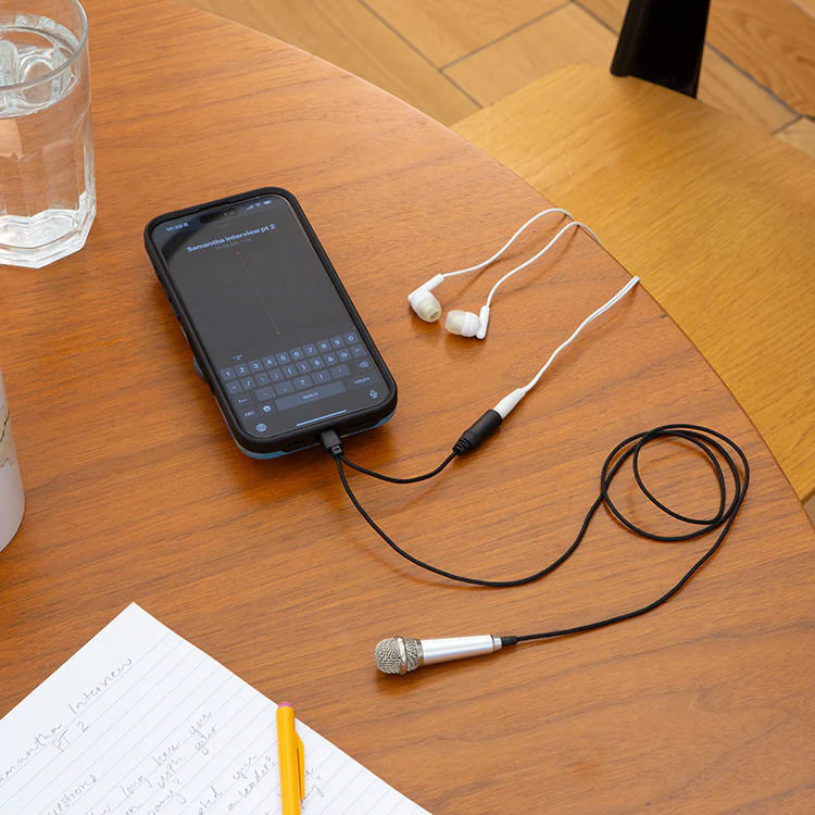 Mini microphone karaoké avec finition brillante et design compact