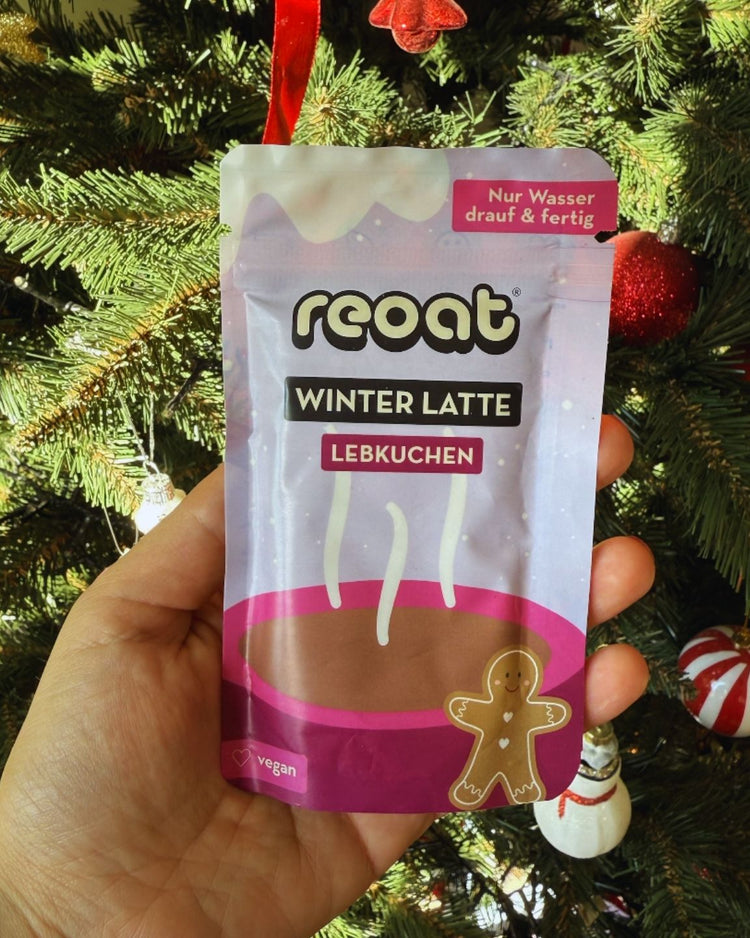 Mini latte au pain d'épices dans une tasse en céramique