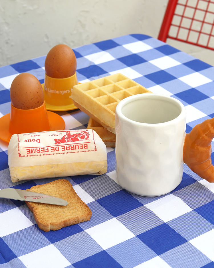 Mug avec poignée en forme de croissant, vue de face.