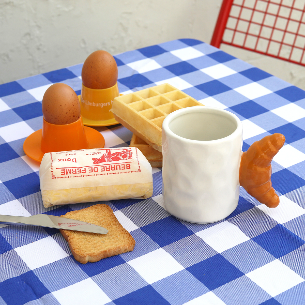 Mug avec poignée en forme de croissant, vue de face.