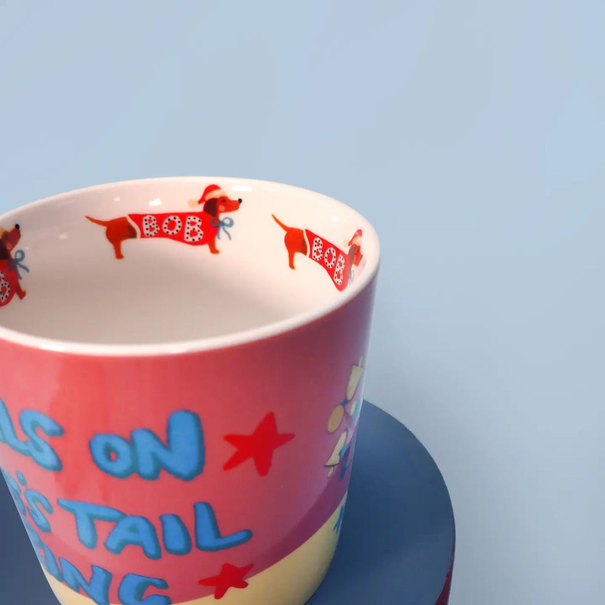 Mug festif avec Bob le teckel en costume de Noël, vue de face.