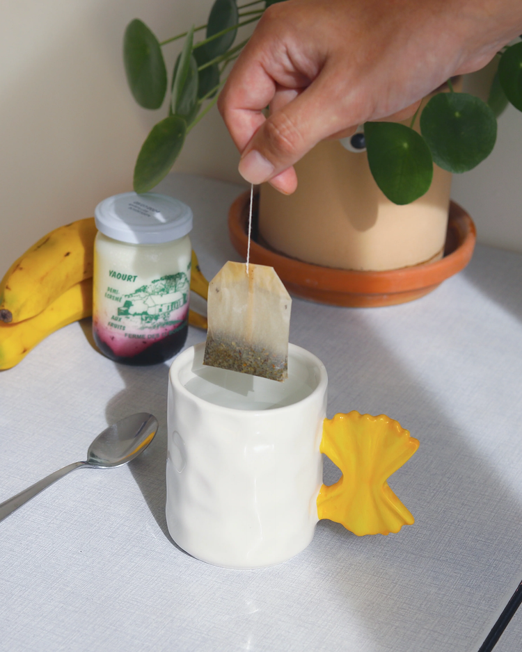 Mug avec poignée en forme de pâte farfalle, design unique.