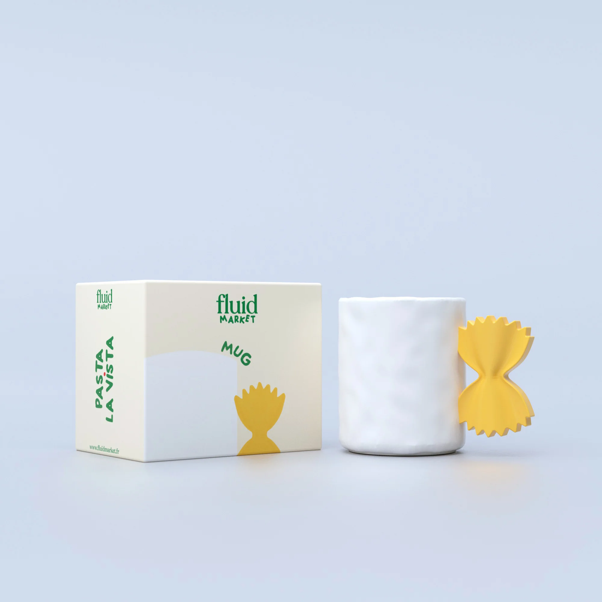 Mug avec poignée en forme de pâte farfalle, design unique.