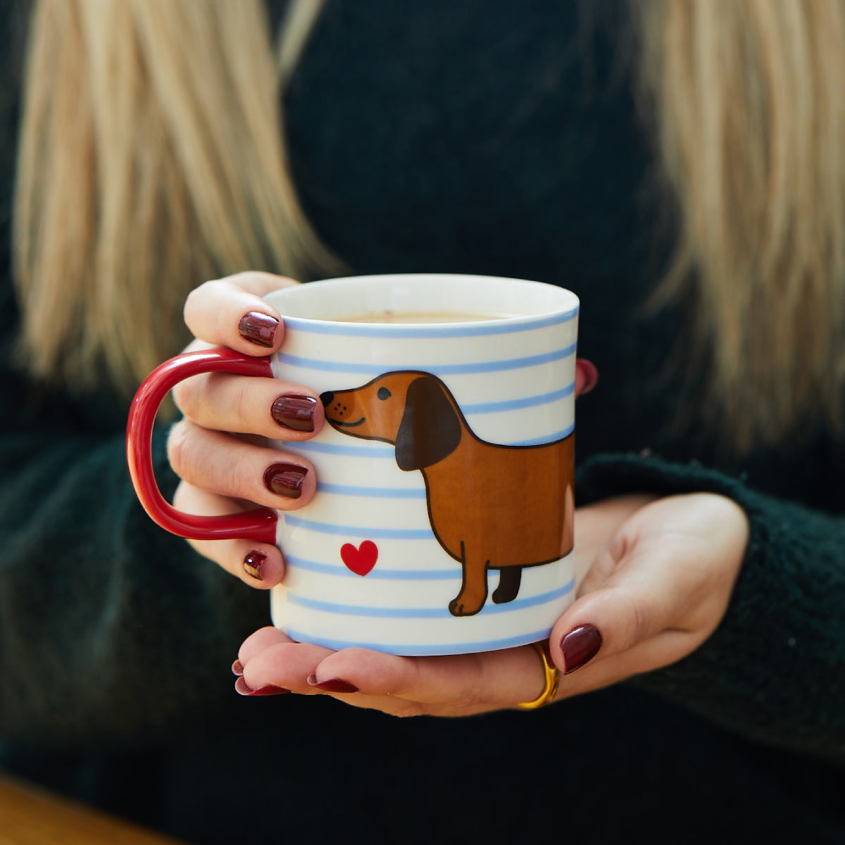 Mug avec un teckel mignon et rayé, vue de face.