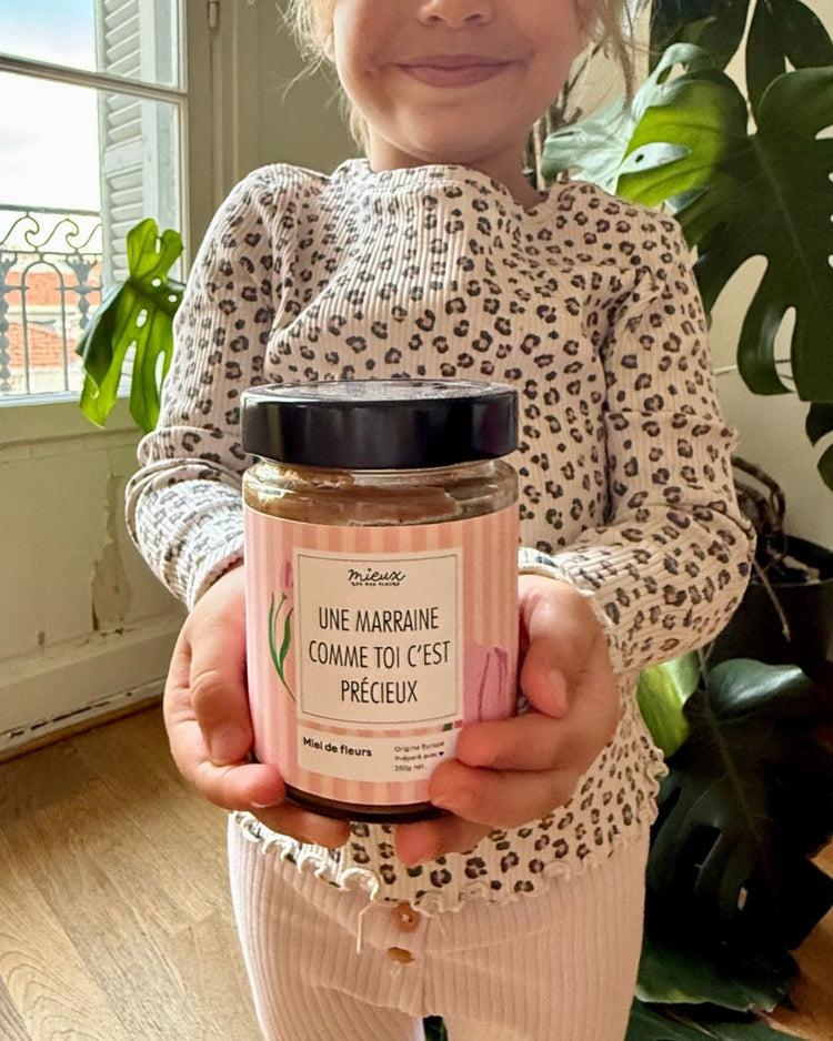 Pot de pâte à tartiner avec étiquette colorée et texture crémeuse