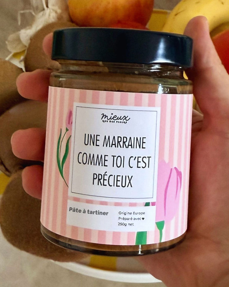 Pot de pâte à tartiner avec étiquette colorée et design élégant.