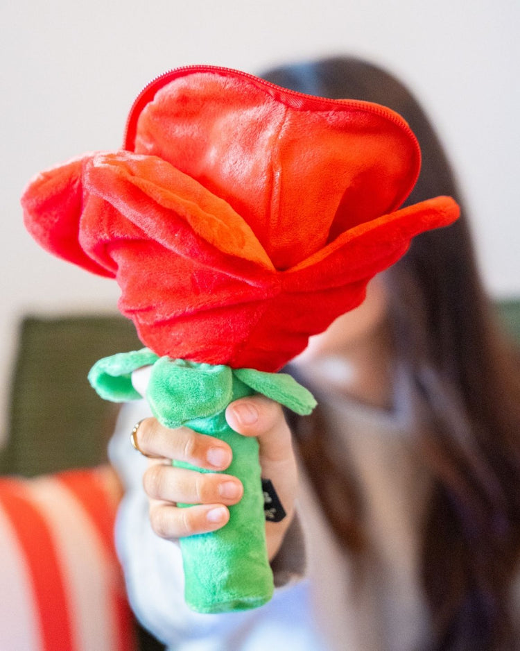 Peluche 2 en 1 en forme de cœur et fleur, vue de côté