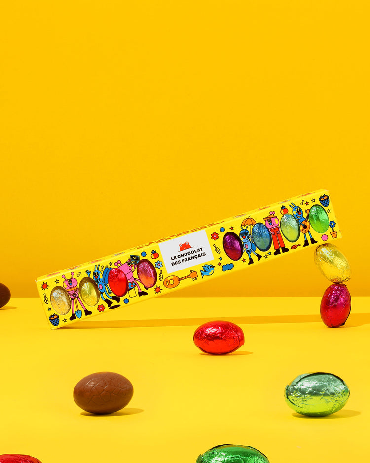 Dix œufs en chocolat sur un fond texturé, vue de dessus