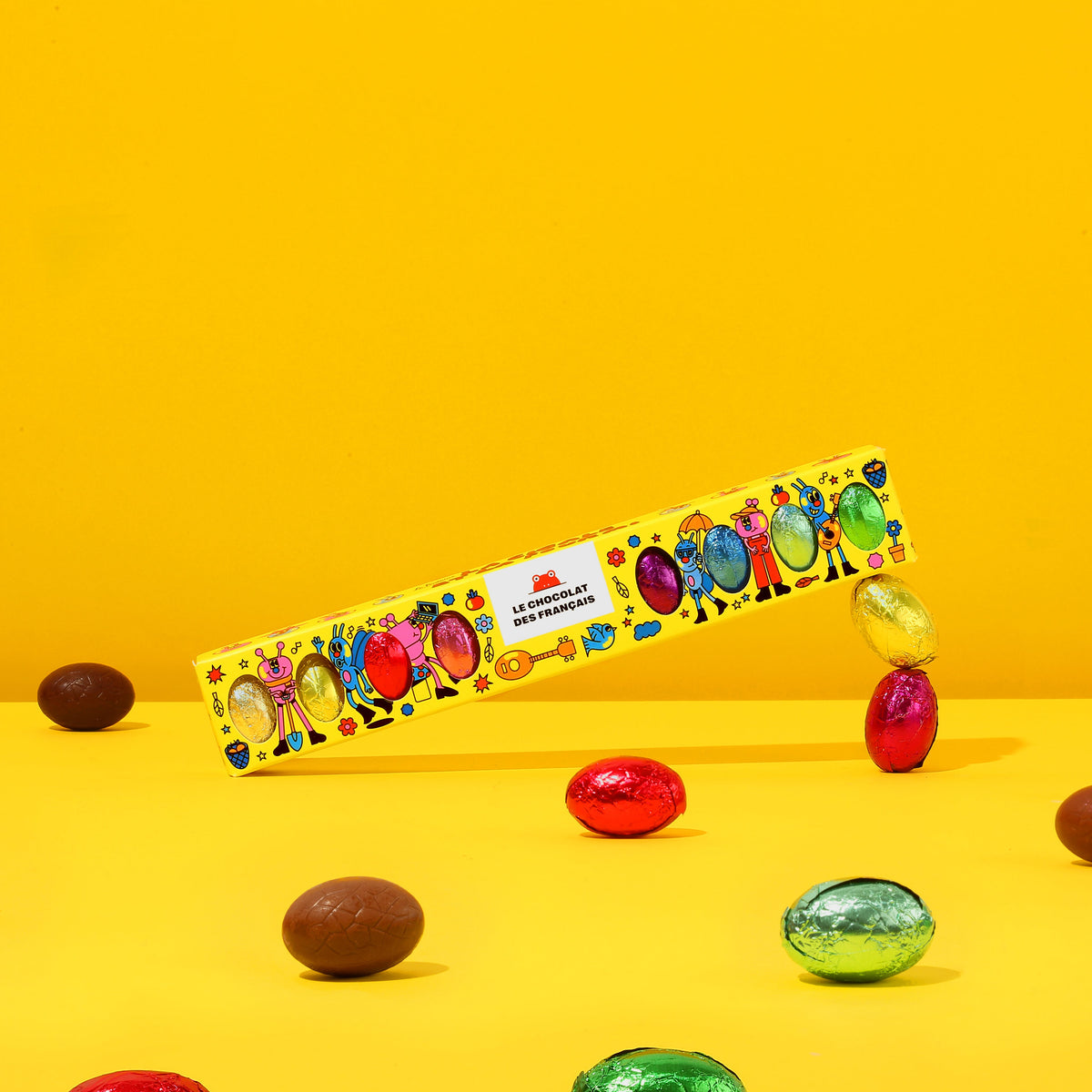 Dix œufs en chocolat sur un fond texturé, vue de dessus
