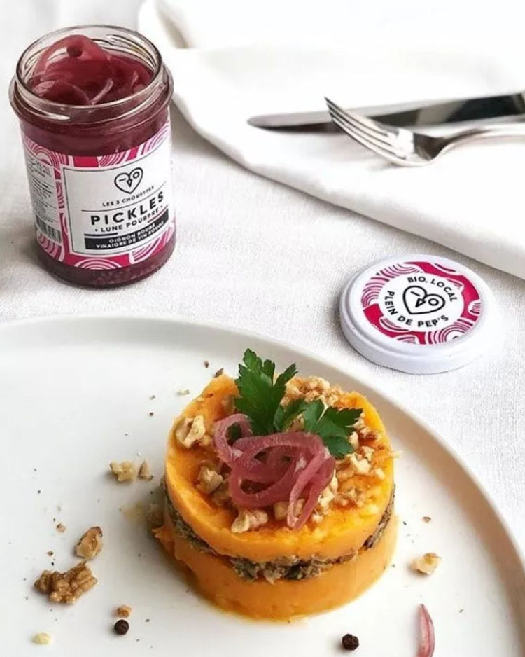 Bocal de pickles d'oignons rouges bio avec couvercle en métal