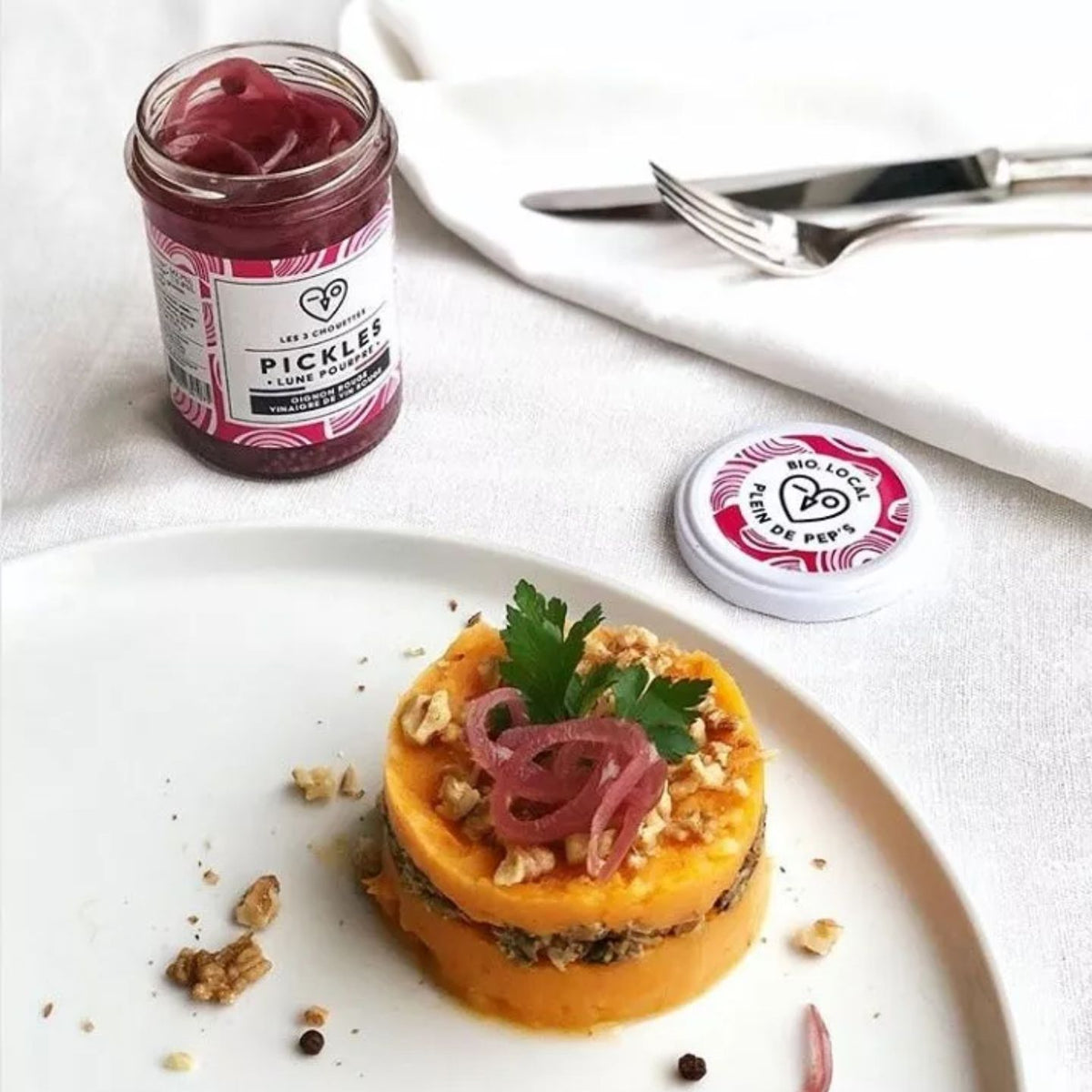 Bocal de pickles d'oignons rouges bio avec couvercle en métal