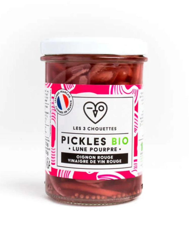 Bocal de pickles d'oignons rouges bio sur fond clair
