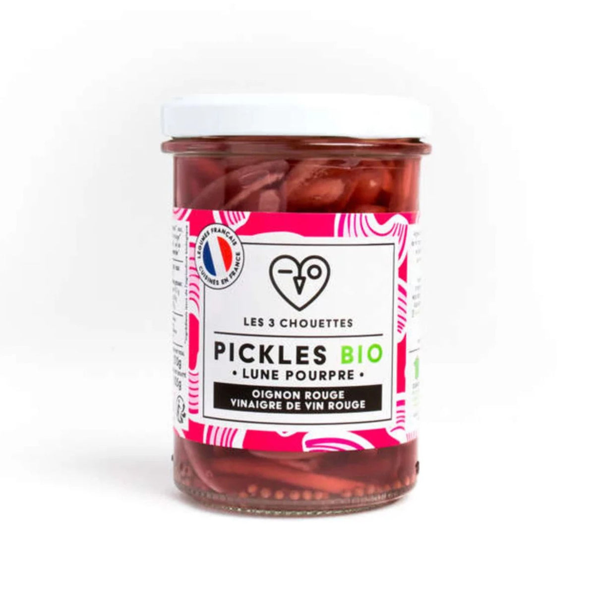 Bocal de pickles d'oignons rouges bio sur fond clair