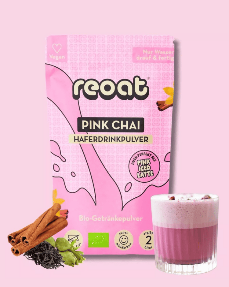 Kit Pink Chai latte avec une texture crémeuse et mousseuse