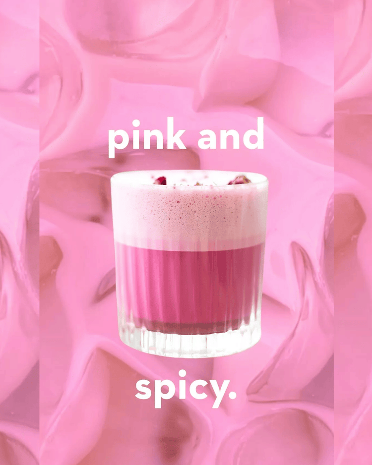 Boisson Pink Chaï latte avec une mousse crémeuse et épicée.