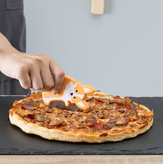 Roulette à pizza en forme de corgi avec détails colorés