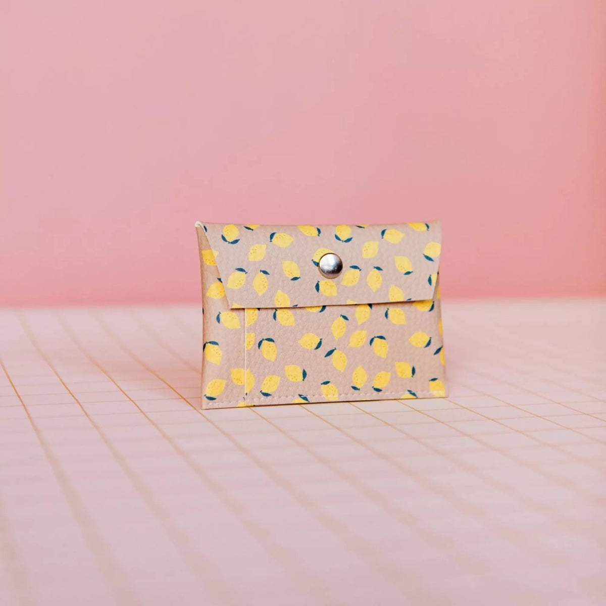 Porte-monnaie décoré de citrons sur fond blanc