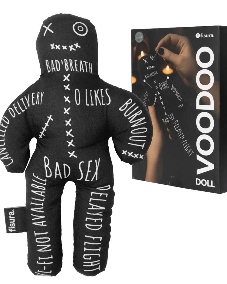 Poupée vaudou avec un sourire espiègle et des détails colorés